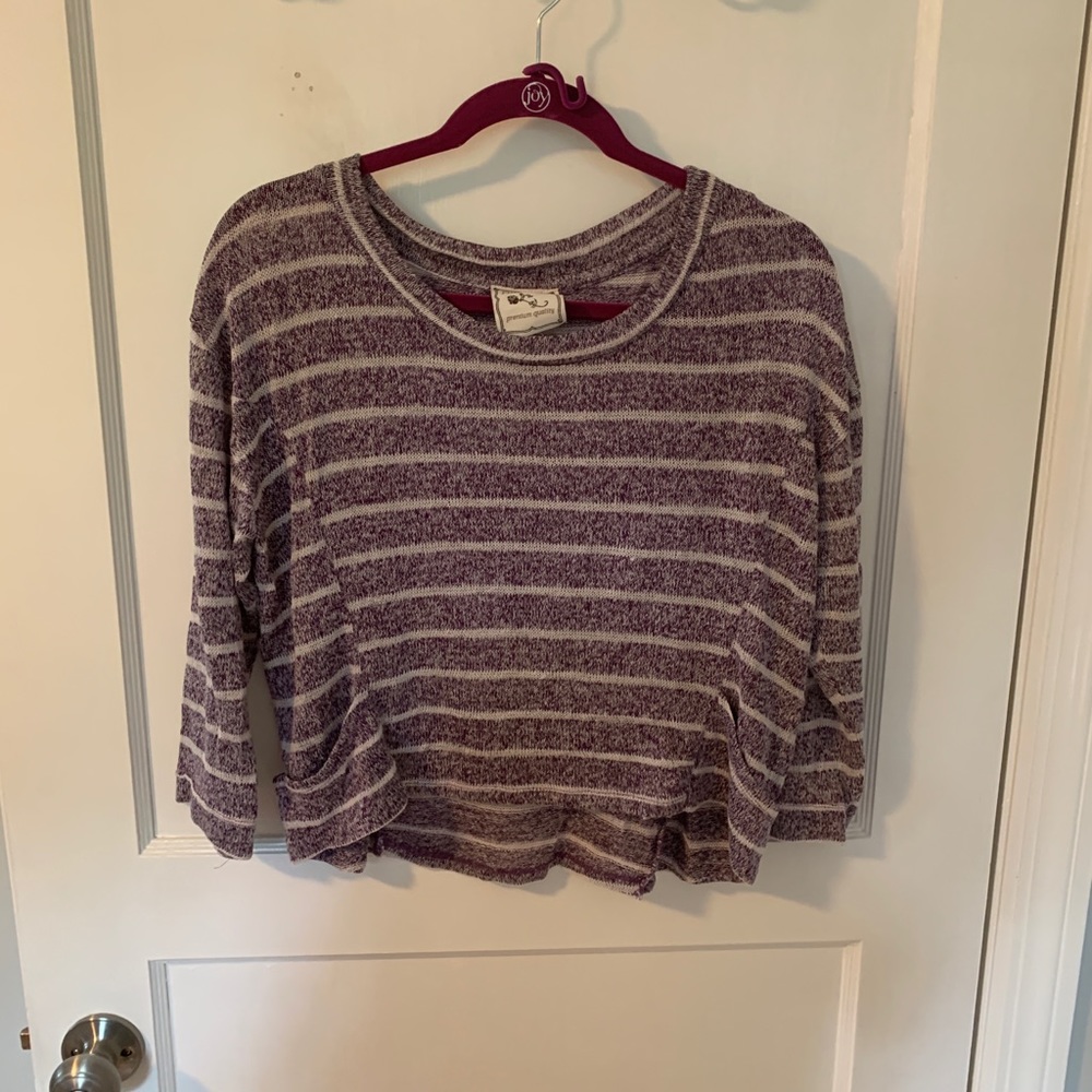 MAKE AN OFFER!! 🤗 Crop Top-ish.